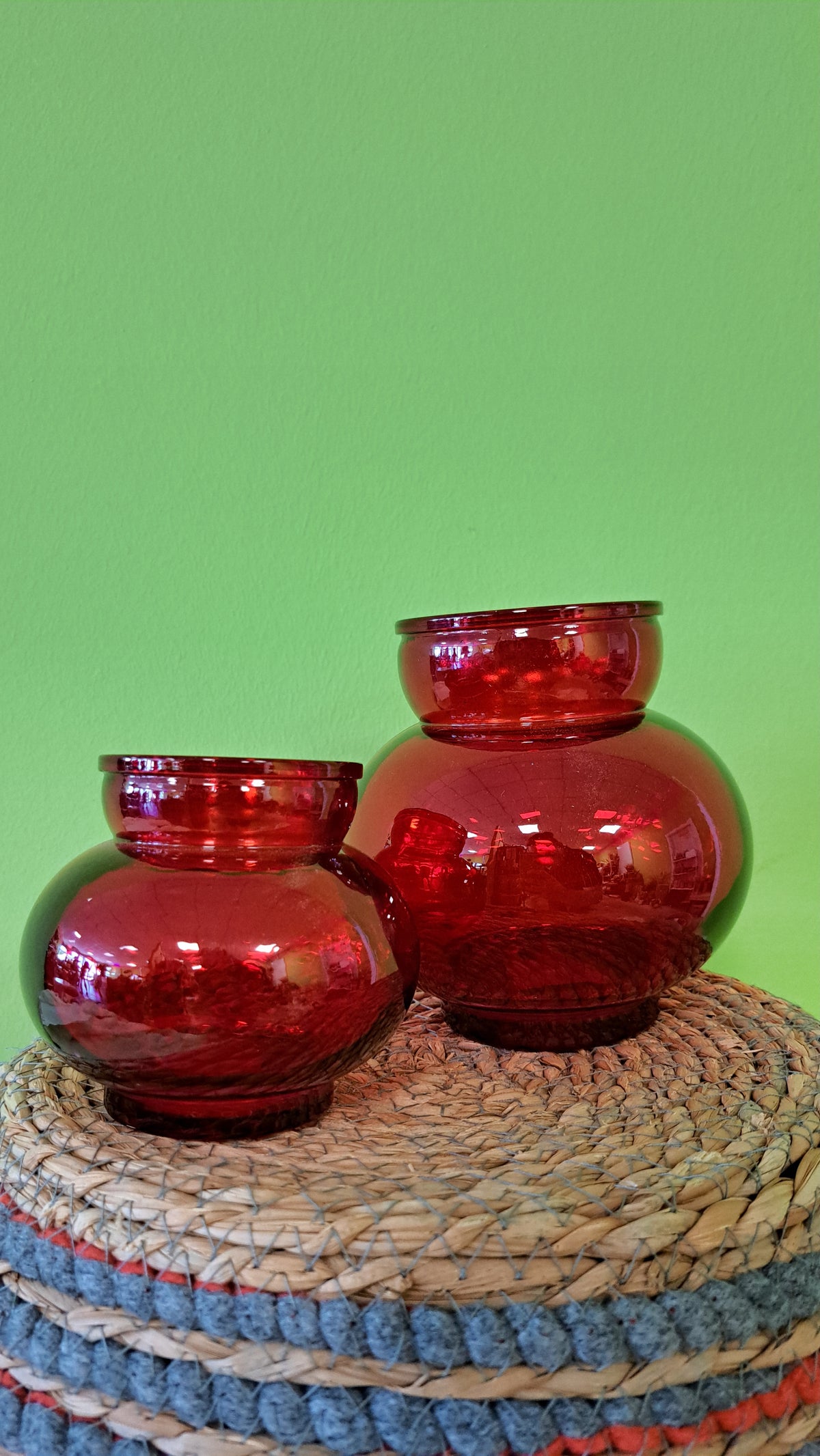 Rubin Glasvase - Runde Designvase aus rotem Glas